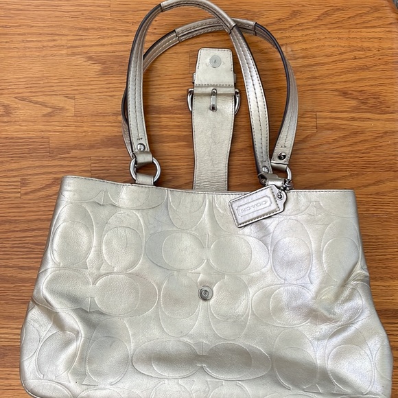 COACH F19448 GOLD SOHO TEXTURED SIGNATURE EMBOSSED LEATHER CARRYALL BAG - Picture 10 of 13